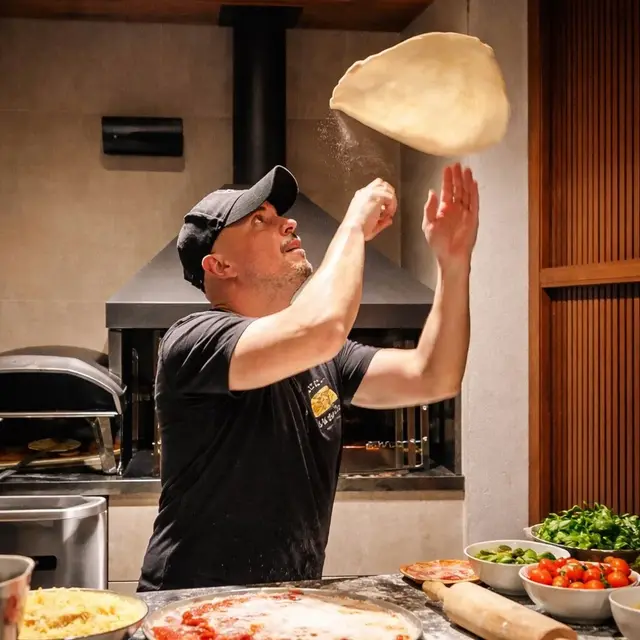 Chef Pizzaiolo Lello D'Amore preparando pizza