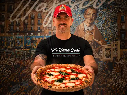 Chef Pizzaiolo Lello D'Amore segurando uma autêntica pizza napoletana